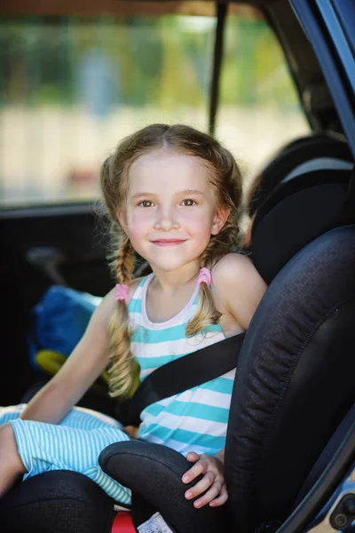 Yaz Saati Araba Koltuğuna Küçük Kız — Stok fotoğraf