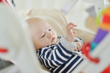 fedai sandalyede döşeme ve oynamak oyuncak bebek