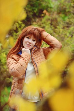 Sonbahar zaman kızıl saçlı Genç kadın