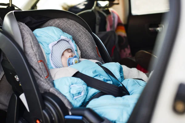 冬季车内新生儿的运输 — 图库照片