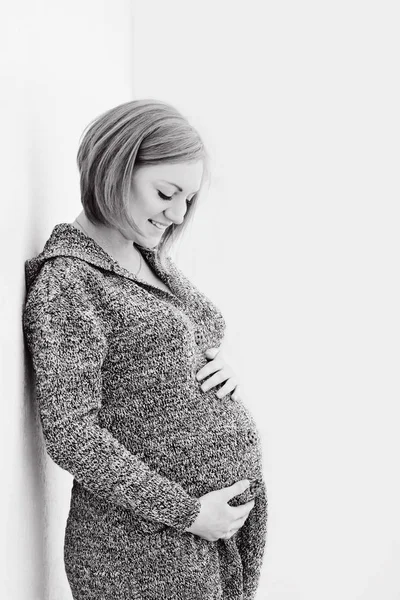 壁の近くに立ってかなり妊婦 — ストック写真