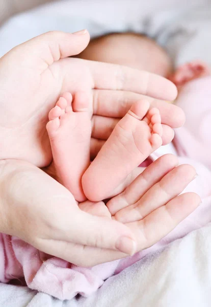 Sweet Newborns Foot Mother Hands — Stock Photo, Image