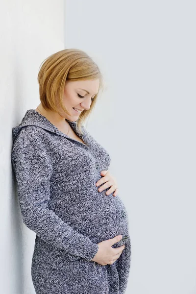Velmi Těhotná Žena Stojící Zdi — Stock fotografie