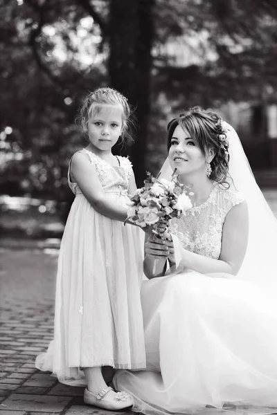 Linda Noiva Ruiva Com Sua Irmãzinha — Fotografia de Stock