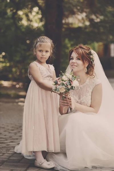 Linda Noiva Ruiva Com Sua Irmãzinha — Fotografia de Stock