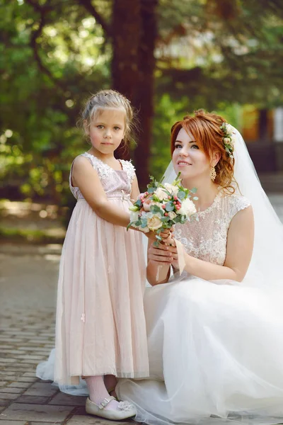 Schöne Rothaarige Braut Mit Ihrer Kleinen Schwester — Stockfoto