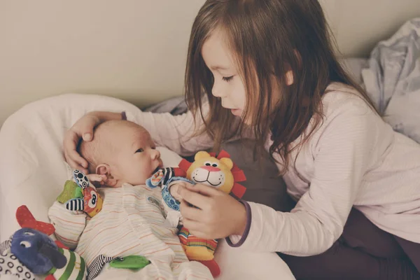 Mädchen Mit Neugeborenem Bruder — Stockfoto