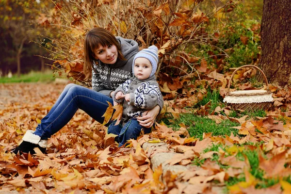 Μητέρα Και Παιδί Γιος Στο Πάρκο Φθινόπωρο — Φωτογραφία Αρχείου