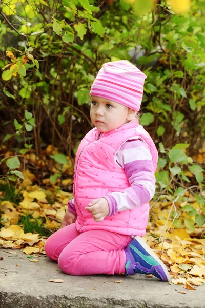 Kleuter Meisje Herfst Zittend Knieën — Stockfoto