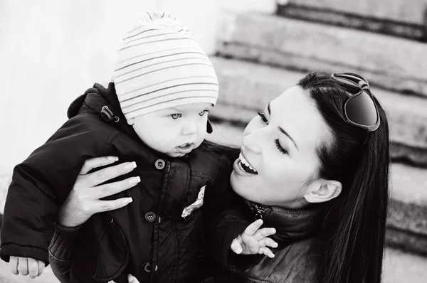 立ち下がり時間屋外で母と赤ちゃんの息子 — ストック写真