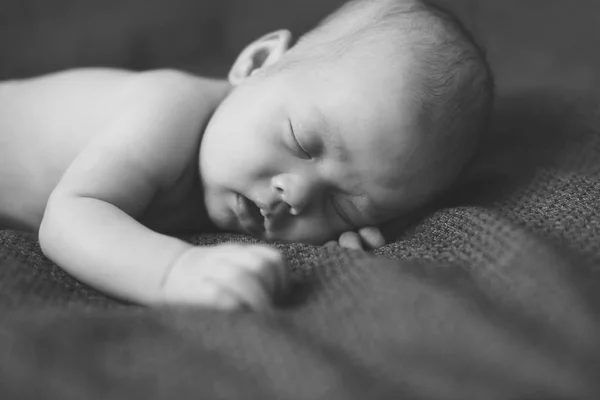 Pasgeboren Baby Slapen Buik — Stockfoto