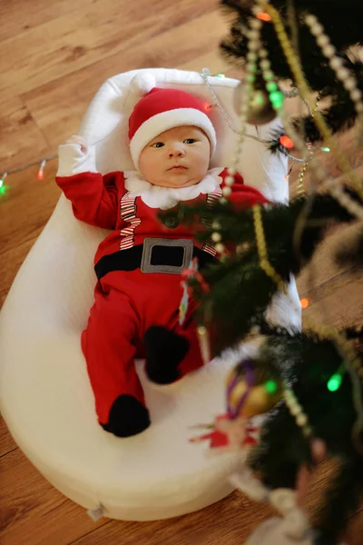 Retrato Del Bebé Recién Nacido Con Ropa Santa Bajo Árbol —  Fotos de Stock