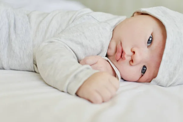 Bebé Recién Nacido Está Acostado Cama — Foto de Stock