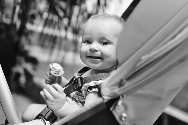 Funny Babymeisje Zit Wandelwagen — Stockfoto