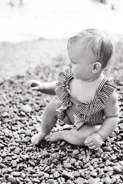 Κοριτσάκι Στη Βοτσαλωτή Παραλία Παίζοντας Πέτρες — Φωτογραφία Αρχείου