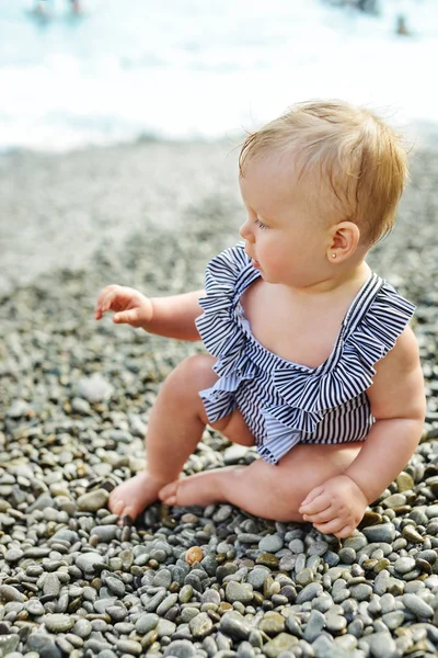 Bambina Sulla Spiaggia Ciottoli Che Gioca Con Pietre — Foto Stock