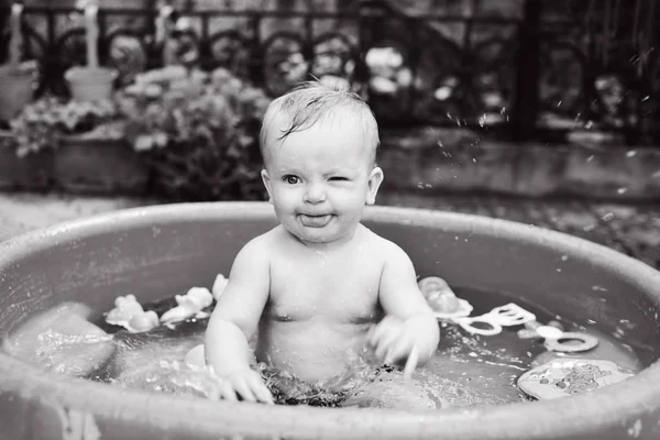 赤ちゃんの家の庭にプールで座っています — ストック写真