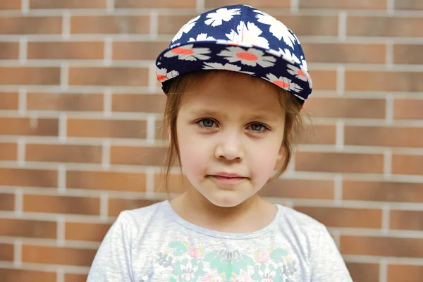 모자를 귀여운 소녀의 — 스톡 사진