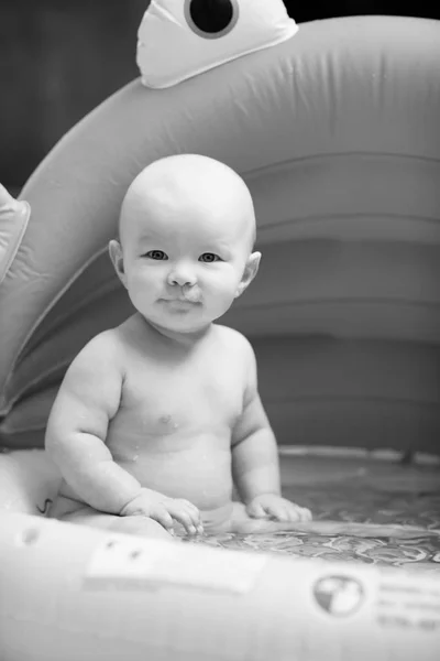Bebê Engraçado Piscina Inflável Quintal — Fotografia de Stock
