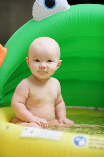 Lustiges Baby Aufblasbaren Pool Auf Dem Hof — Stockfoto