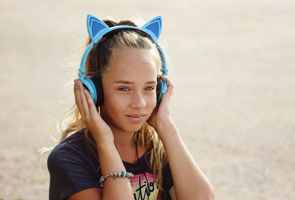 Cute Teen Girl Listening Music Summer — Stock Photo, Image