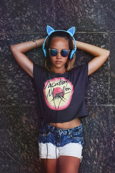 Linda Chica Adolescente Con Auriculares Gafas Sol — Foto de Stock