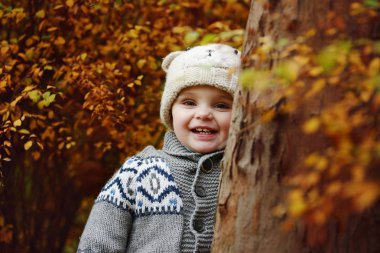 Altın Sonbahar ormanda yürümeye başlayan çocuk