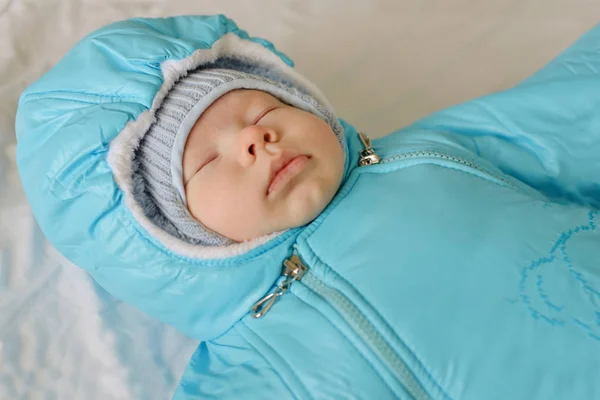 Inverno Recém Nascido Bebê Vestindo Geral Está Dormindo — Fotografia de Stock