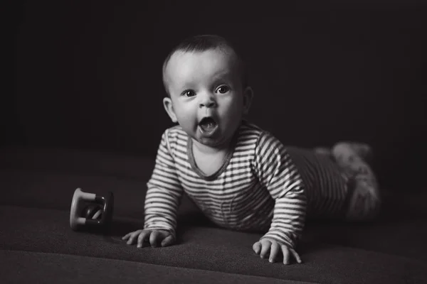 Солодке Позіхання Дитини Іграшкою Дивані — стокове фото