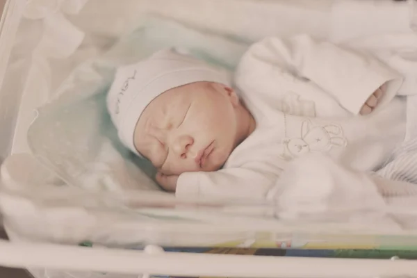 生まれたばかりの赤ちゃんの出生前の病院のベビーベッドに敷設 — ストック写真