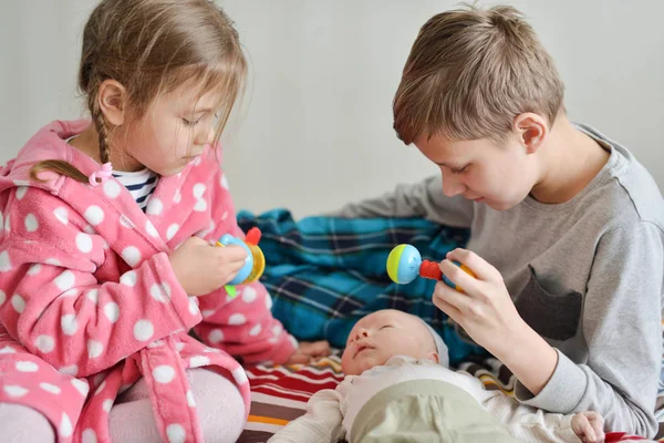 Storebror Och Syster Leker Med Lillebror Hemma — Stockfoto