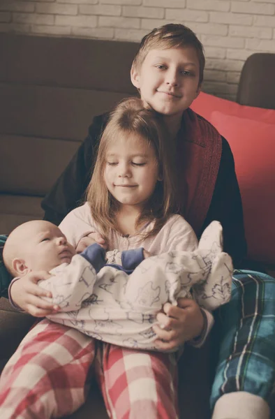 Großer Bruder Und Schwester Spielen Mit Dem Kleinen Bruder Hause — Stockfoto