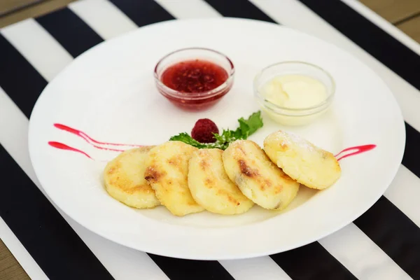 Doces Deliciosas Panquecas Queijo Cottage Syrniki Pedaços Coalhada Com Geléia — Fotografia de Stock