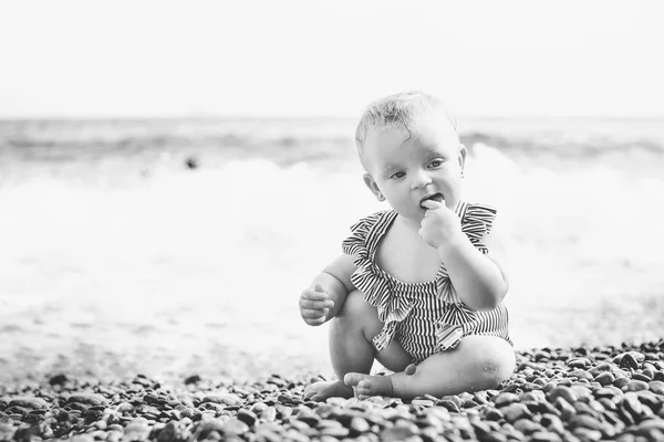 Bébé Fille Sur Plage Galets Veulent Manger Une Pierre — Photo