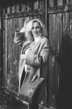 kadının yanına Sonbahar zaman içinde çit