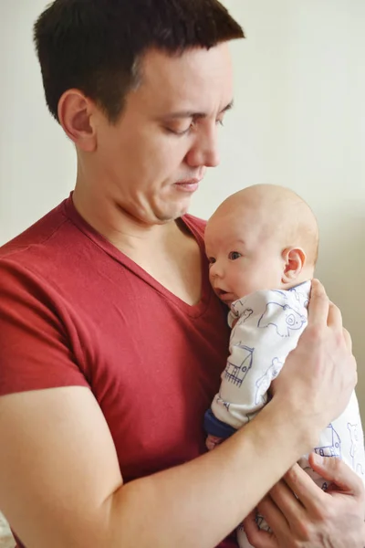 Vater Hält Seinen Neugeborenen Sohn — Stockfoto