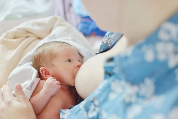 Moeder Borstvoeding Baby Haar Armen Thuis — Stockfoto