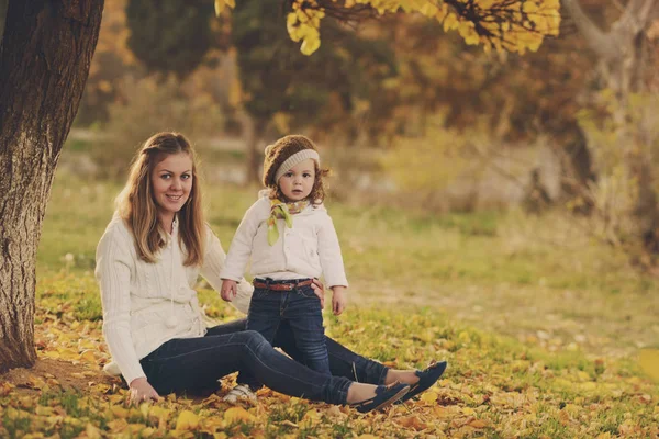 Matka Dítě Dívka Parku Podzim — Stock fotografie