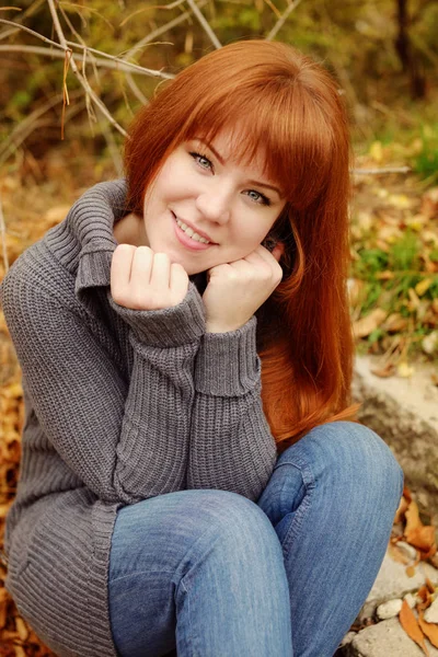 Uma Menina Ruiva Parque Outono — Fotografia de Stock