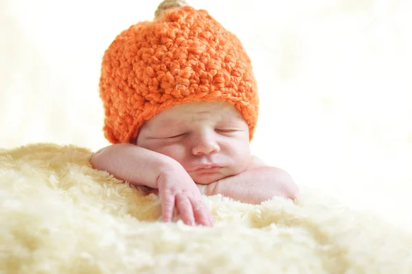 Pasgeboren Jongen Het Dragen Van Een Pompoen Hoed — Stockfoto