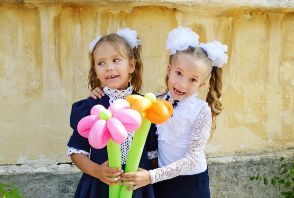 Duas Alunas Felizes Estão Indo Escola Primeiro — Fotografia de Stock