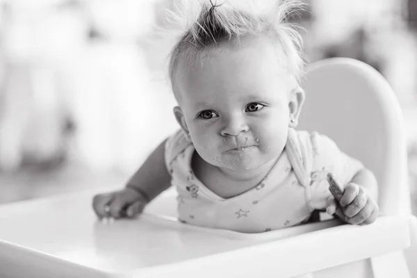 Schattig Baby Eten Biscuit Hoge Stoel — Stockfoto