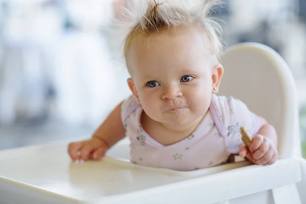 Niedliches Baby Isst Keks Auf Dem Hochstuhl — Stockfoto
