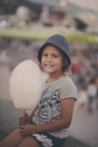 Adorable Petite Fille Mangeant Des Barbe Papa Extérieur Été — Photo