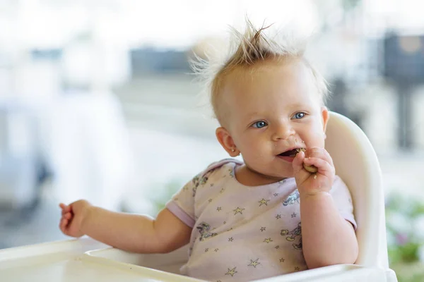 Bonito Bebê Comer Biscoito Cadeira Alta Café Livre — Fotografia de Stock