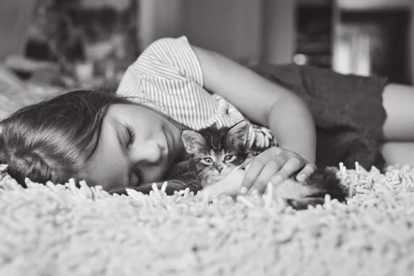 Felice Carina Bambina Che Dorme Con Gattino Casa — Foto Stock