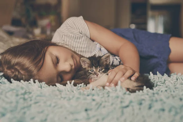 Happy Cute Little Girl Sleeping Kitten Home — Stock Photo, Image