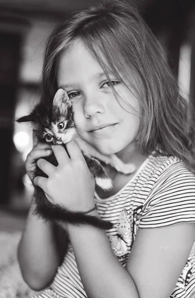 Feliz Linda Niña Feliz Tener Gatito Casa — Foto de Stock