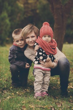 Çocuk sonbahar çayır üzerinde anne