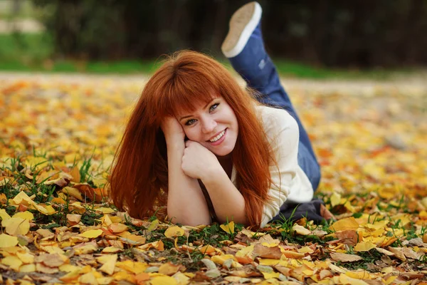 Une Rousse Dans Parc Automne — Photo